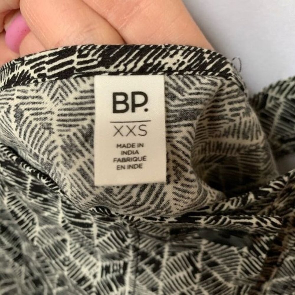 BP. Side Button Tank Size XXS Geometric Print Sleeveless Black White New - Picture 5 of 7